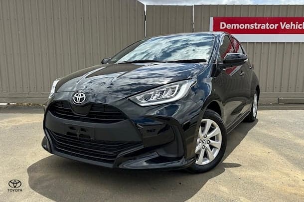 2023 Toyota Yaris SX image 3