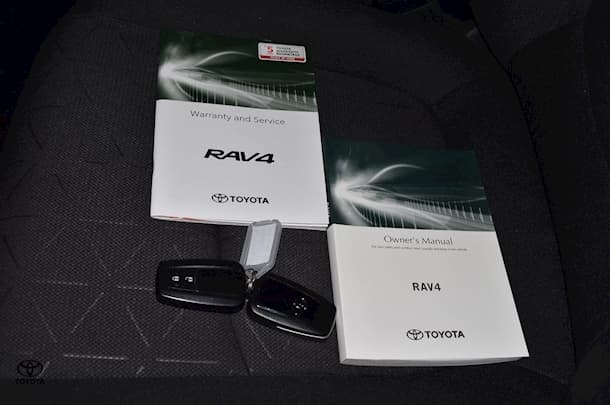 2021 Toyota RAV4 GXL image 25