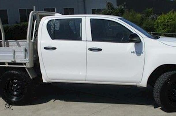 2023 Toyota Hilux 4x4 SR5 image 4