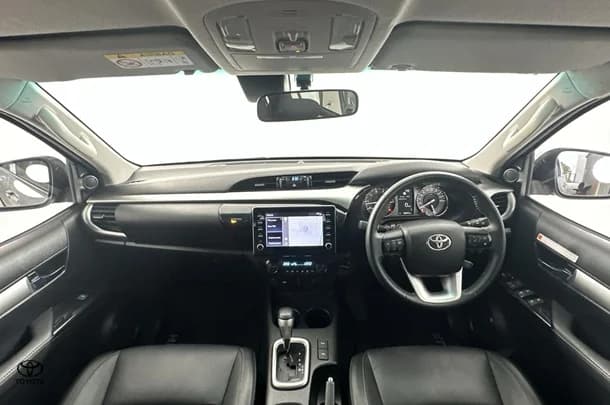 2022 Toyota Hilux SR5 image 2