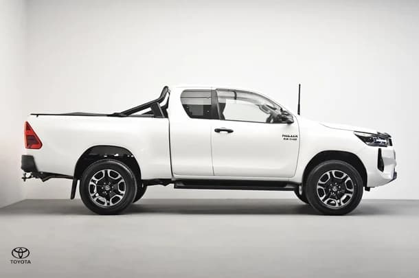 2024 Toyota Hilux 4x4 SR5 image 3
