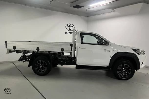 2024 Toyota Hilux SR image 4