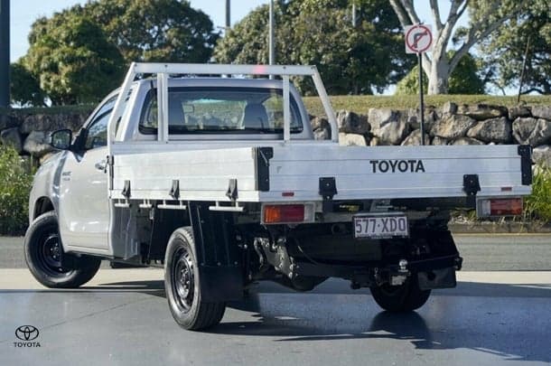 2017 Toyota HILUX SR image 3