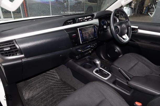 2018 Toyota Hilux 4x4 SR5 image 8