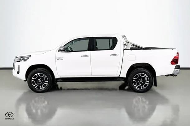 2023 Toyota Hilux SR5 image 5
