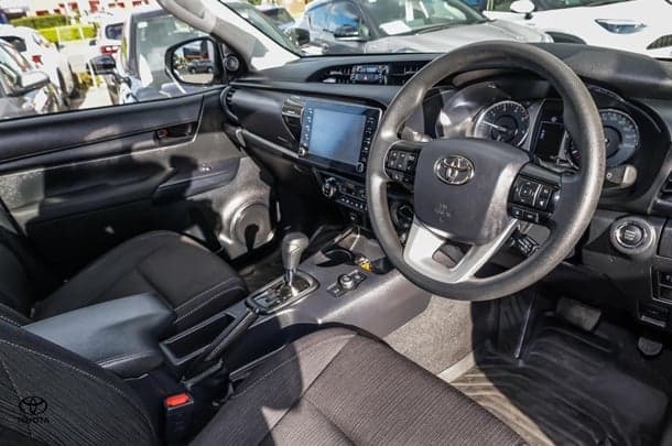 2024 Toyota HILUX SR image 6
