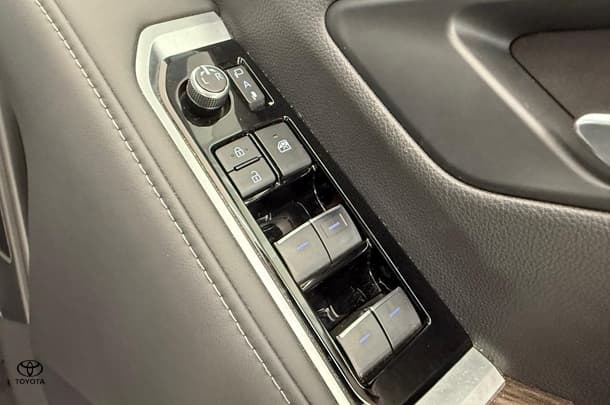 2022 Toyota Landcruiser VX image 25