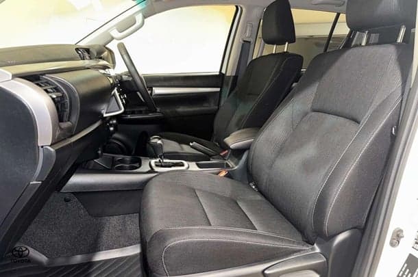 2023 Toyota Hilux SR5 image 3