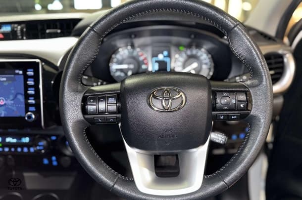 2023 Toyota Hilux SR5 image 17