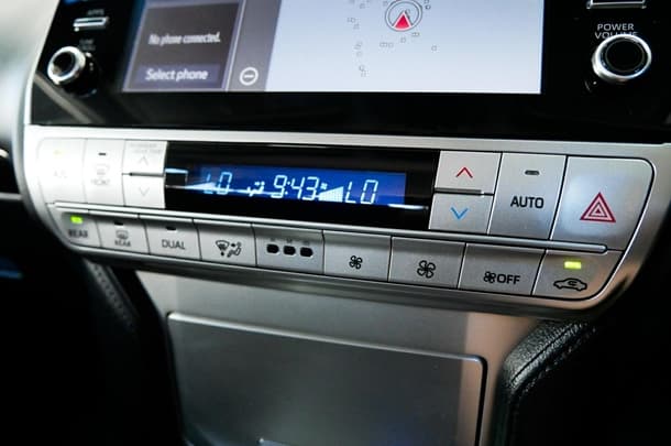 2023 Toyota Prado GXL image 11