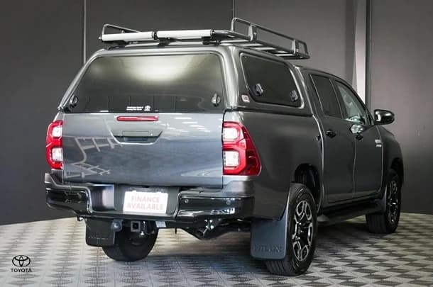 2024 Toyota Hilux 4x4 SR5 image 4