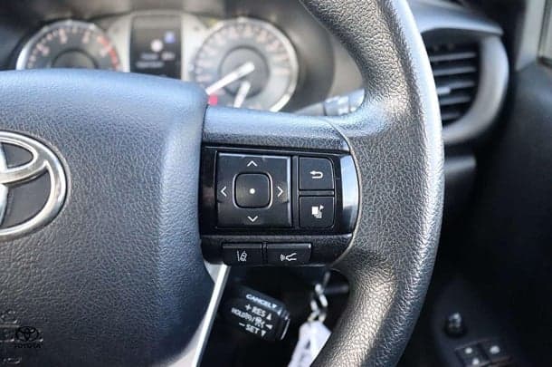2023 Toyota Hilux 4x4 SR image 15