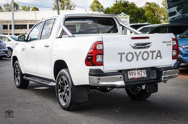 2023 Toyota HILUX SR5 image 7