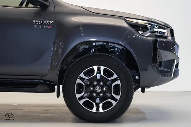 2024 Toyota Hilux 4x4 SR5 image 5