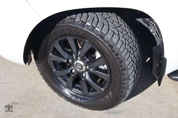 2020 Toyota Landcruiser VX image 9