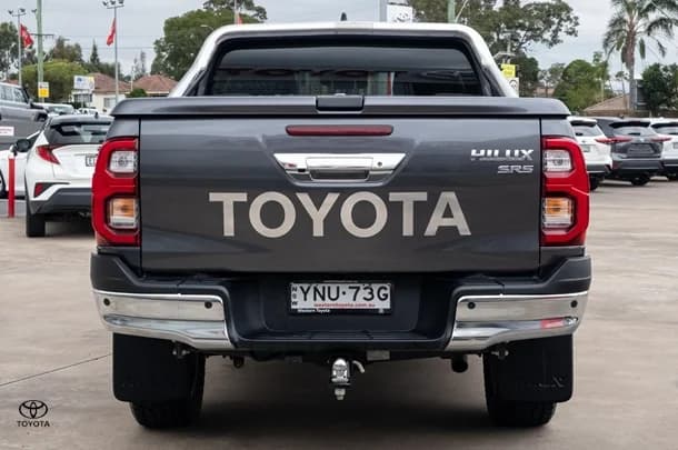 2023 Toyota Hilux 4x4 SR5 image 5