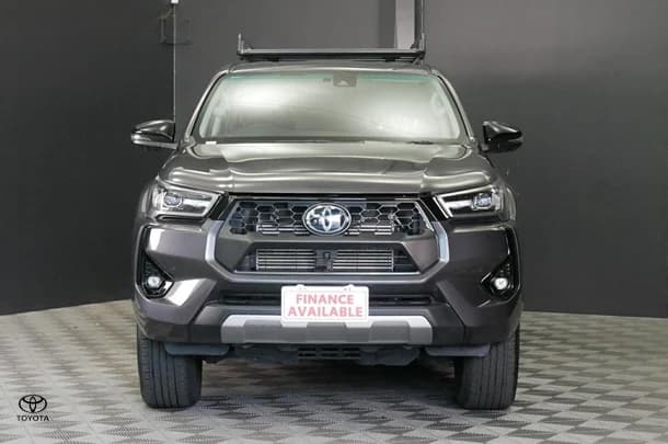 2024 Toyota Hilux 4x4 SR5 image 2