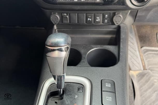 2020 Toyota Hilux SR5 image 29