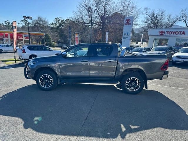 2023 Toyota Hilux SR5 image 5