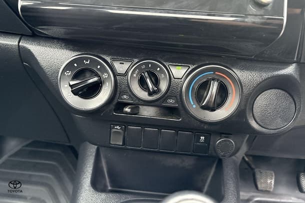 2023 Toyota HILUX Workmate image 14