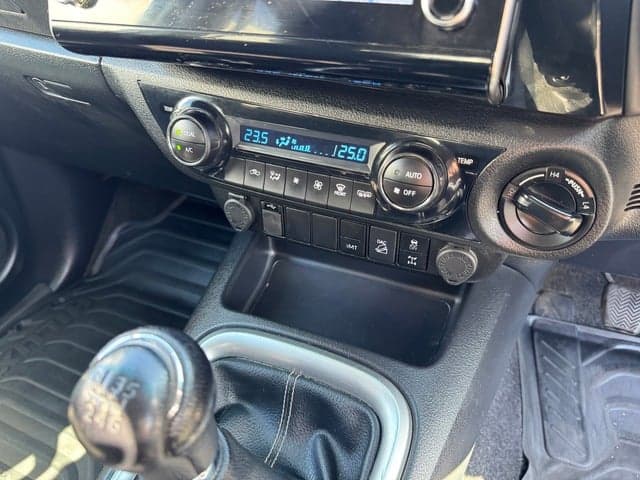 2022 Toyota Hilux SR5 image 14