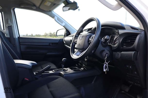 2023 Toyota Hilux 4x4 SR image 17