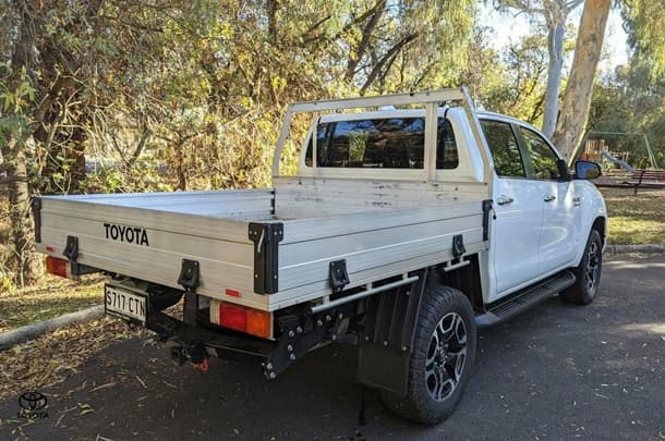 2023 Toyota Hilux 4x4 SR5 image 14