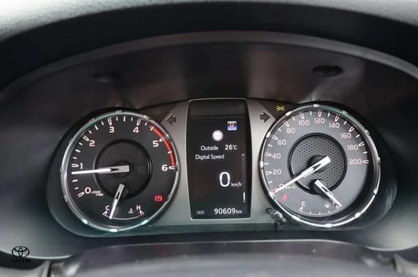 2022 Toyota Hilux 4x4 SR5 image 11