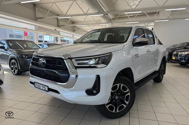 2023 Toyota Hilux SR5 image 1