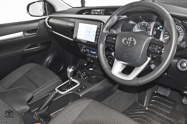 2024 Toyota Hilux 4x4 SR5 image 8