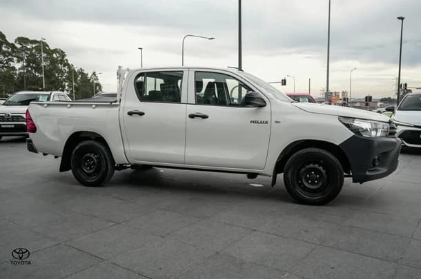 2019 Toyota HILUX Workmate image 3
