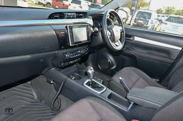 2017 Toyota HILUX SR5 image 10