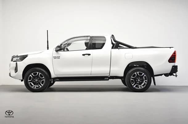 2024 Toyota Hilux 4x4 SR5 image 4