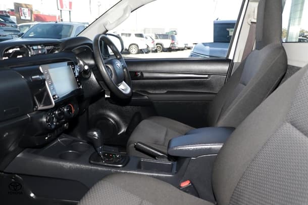 2022 Toyota Hilux 4x2 Workmate image 10