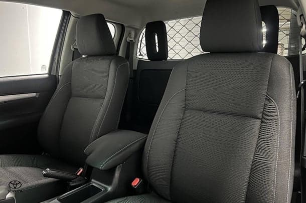 2020 Toyota Hilux SR5 image 15