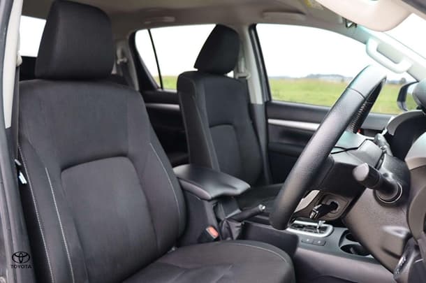 2022 Toyota Hilux 4x4 SR5 image 14