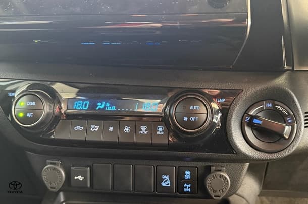 2023 Toyota Hilux SR5 image 22