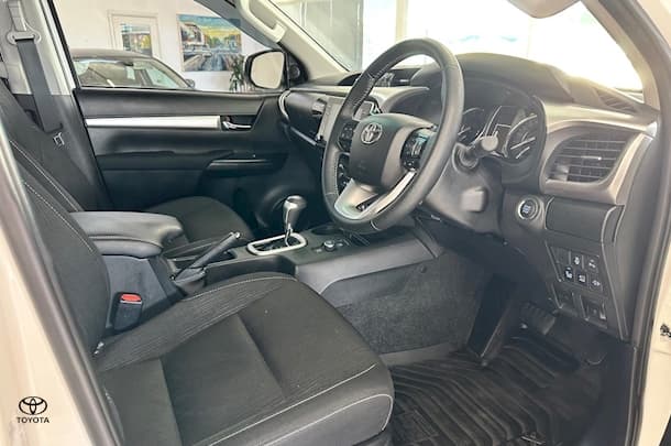2024 Toyota Hilux SR5 image 24