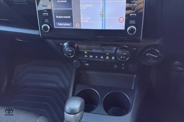 2023 Toyota Hilux 4x4 SR5 image 10