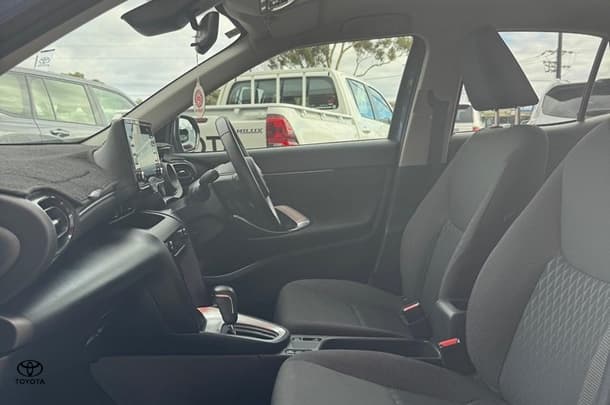2022 Toyota Yaris Cross Hybrid GXL image 12