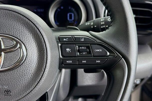 2020 Toyota Yaris ZR image 17