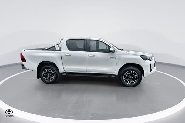 2020 Toyota Hilux SR5 image 8