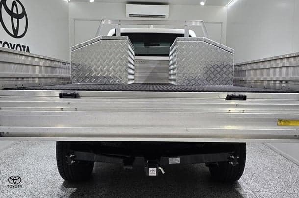 2023 Toyota Hilux SR image 4