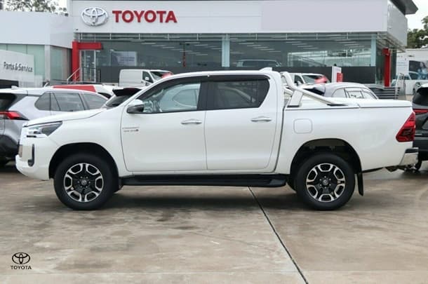 2022 Toyota Hilux 4x4 SR5 image 16
