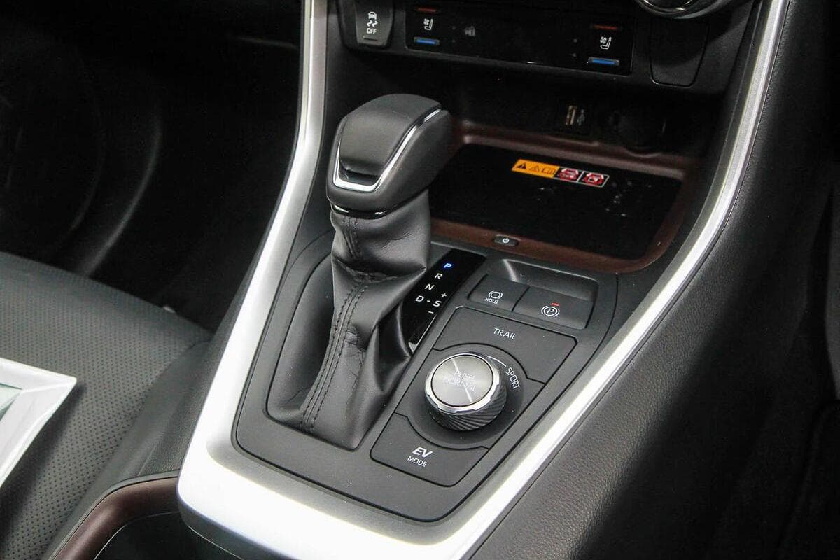 2024 Toyota RAV4 Cruiser Auto eFour image 16
