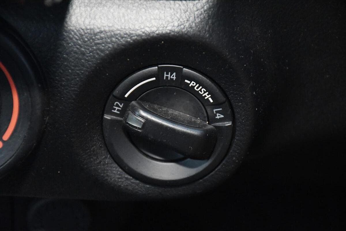 2025 Toyota Hilux SR Manual 4x4 Double Cab image 10