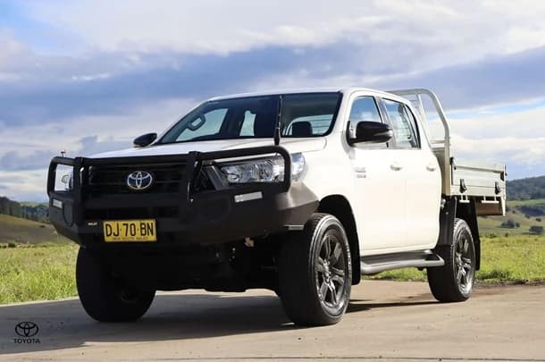 2023 Toyota Hilux 4x4 SR image 9
