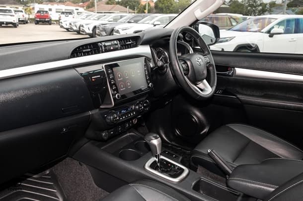 2023 Toyota Hilux 4x4 SR5 image 8