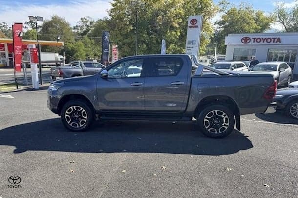 2022 Toyota Hilux SR5 image 4