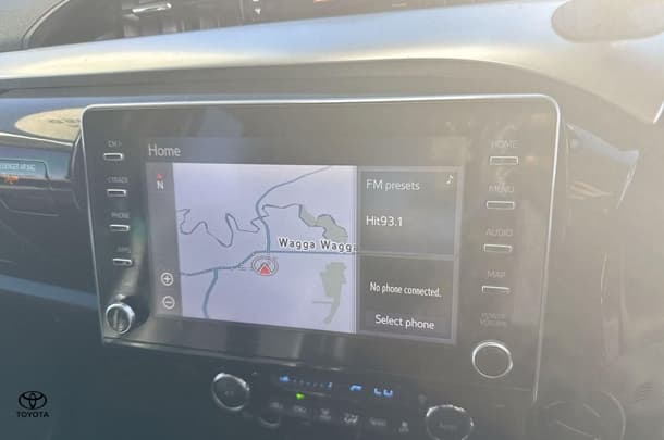 2020 Toyota Hilux SR5 image 16